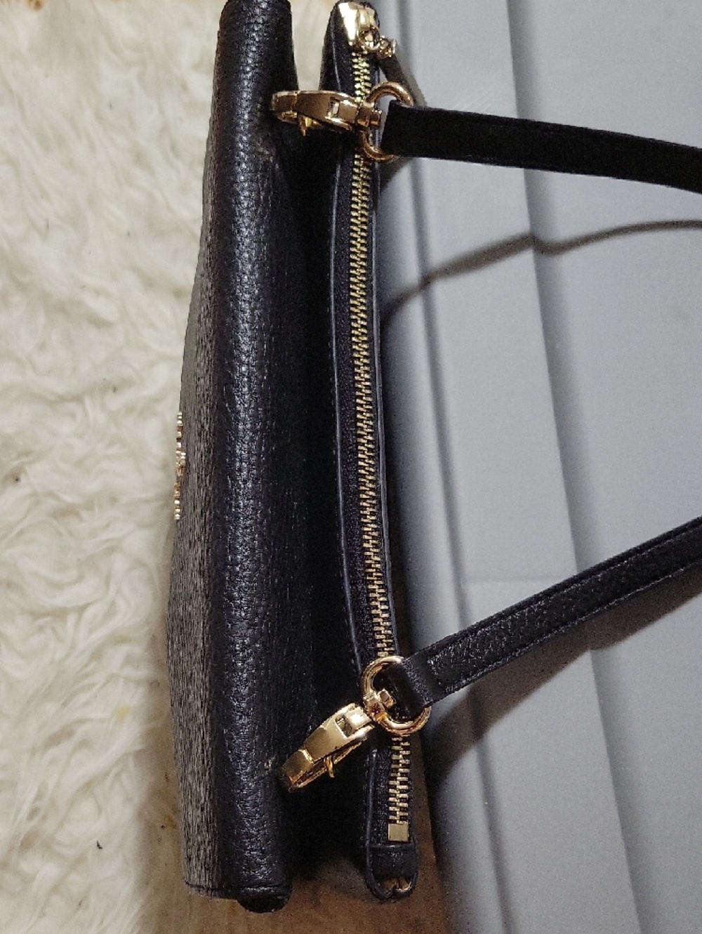 Céline Dion Black Pebbled Leather Crossbody Bag with Gold Hardware - Picture 4 of 10